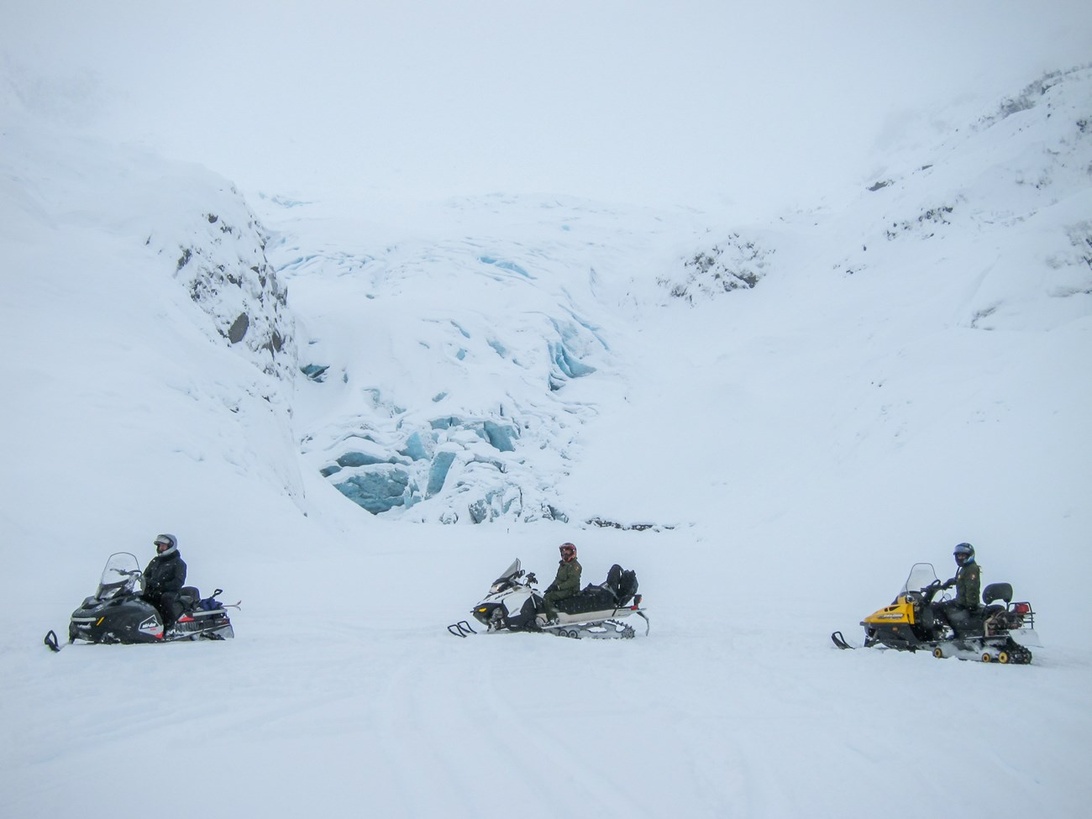 Ryttare i full vinterutrustning som rider i snö.